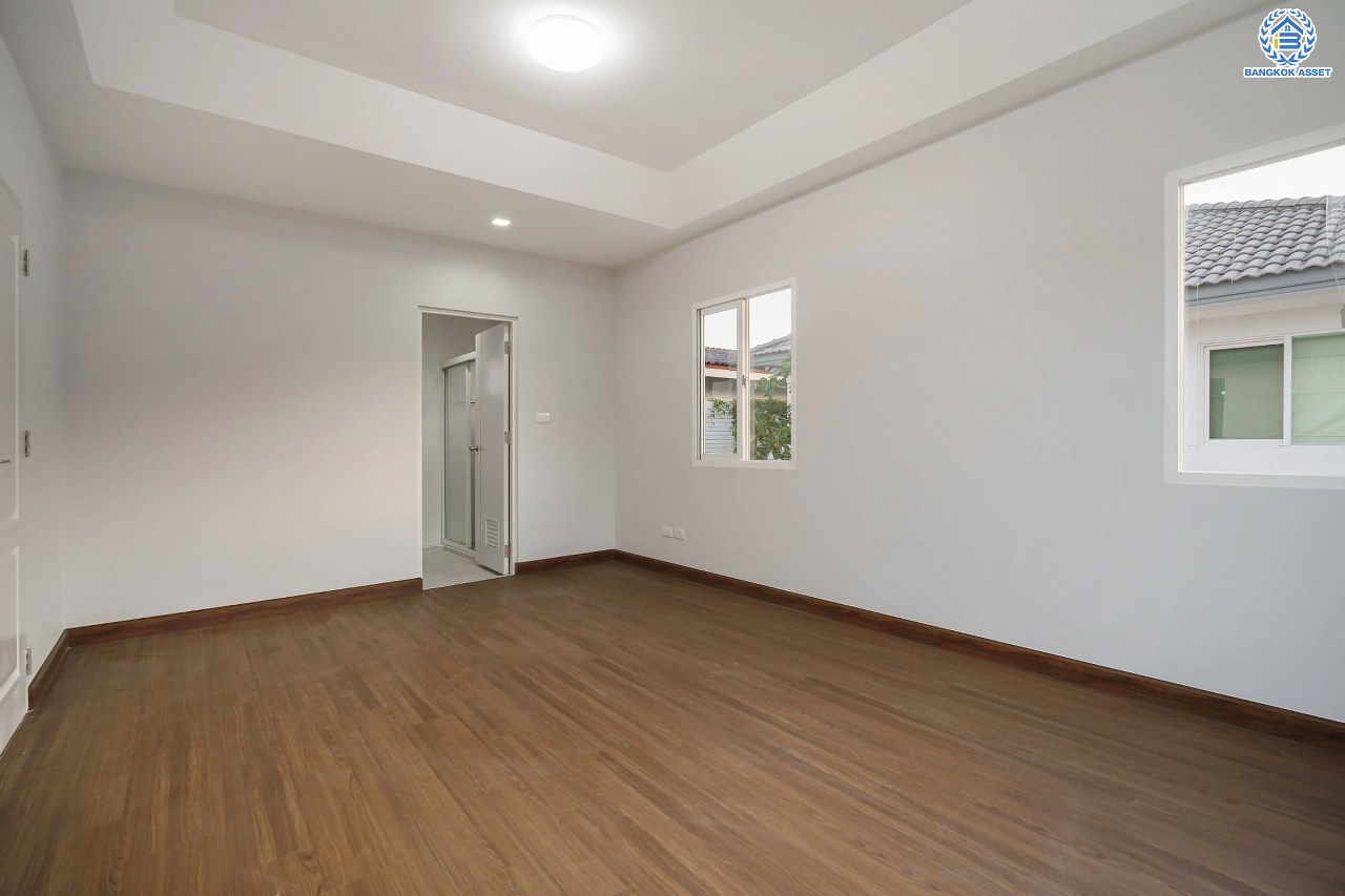 บ้านเดี่ยวมือสอง จากแบรนด์ LH โครงการ ชัยพฤกษ์ วัชรพล หลังใหญ่ เนื้อที่ 50.6 ตร.ว. ฟังก์ชัน 3 ห้องนอน 3 ห้องน้ำ จอดรถได้ 2 คัน พร้อม Facilities ครบครัน บนทำเลเดินทางสะดวก ติดถนนสุขาภิบาล5 เชื่อมต่อหลายเส้นทาง ใกล้ทางด่วน "ฉลองรัช" และรถไฟฟ้าสายสีเขียว "สถานีสายหยุด"